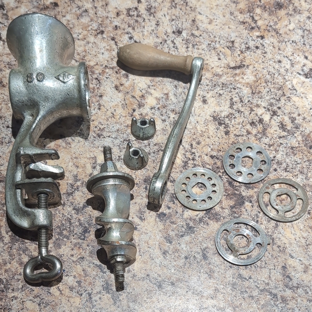 Vintage Metal Meat Grinder *BINI